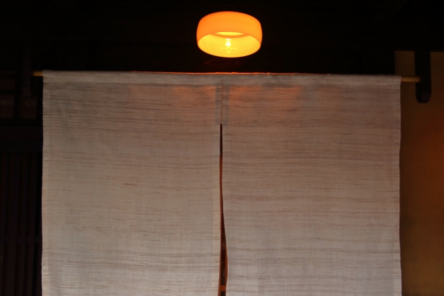 賃貸でも安心！壁を傷つけないのれんの付け方とおすすめの便利グッズを紹介