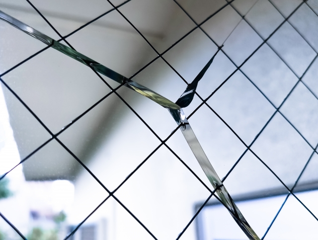 スタイロフォームを窓に貼ると熱割れする？原因と対策を徹底解説