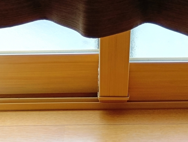 カーテン下の10cm隙間を埋めて冷暖房効率を劇的に上げるコツ