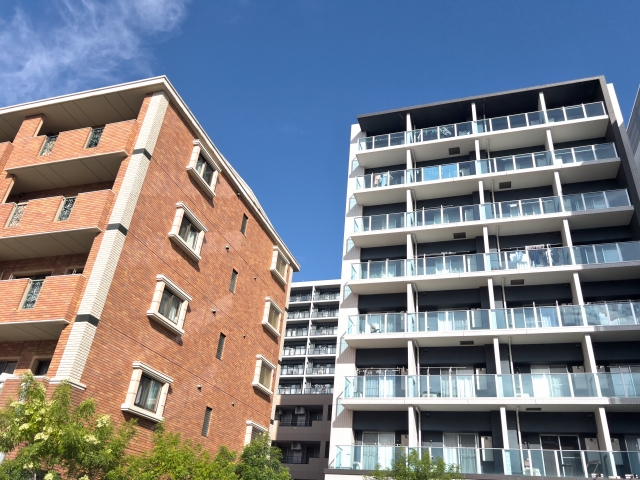 賃貸やマンションはサンシェードが禁止？規約確認から室内の日よけ対策までまとめて解説