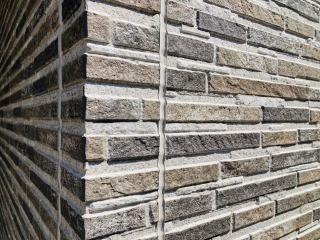 でこぼこ外壁にフックを取り付ける方法｜剥がれない選び方と設置のコツ