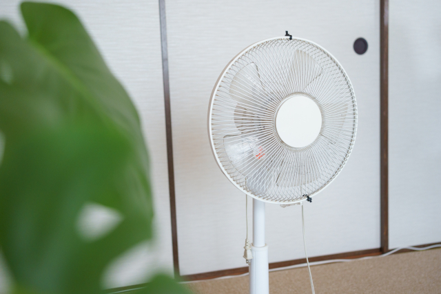 扇風機を窓に向ける効果｜向きと置き方で空気を上手に逃がすコツ