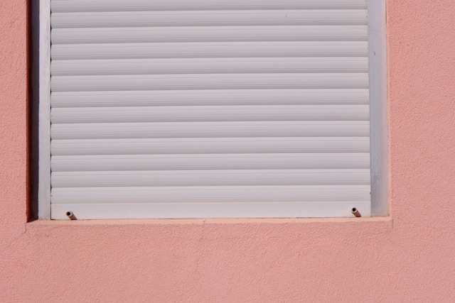 共働き世帯の日中のシャッター活用術｜防犯と快適性を両立する判断基準と代替案